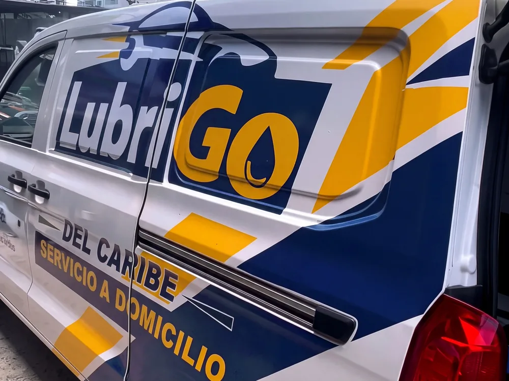 LubriGo Del Caribe van on a job on a street in Cartagena