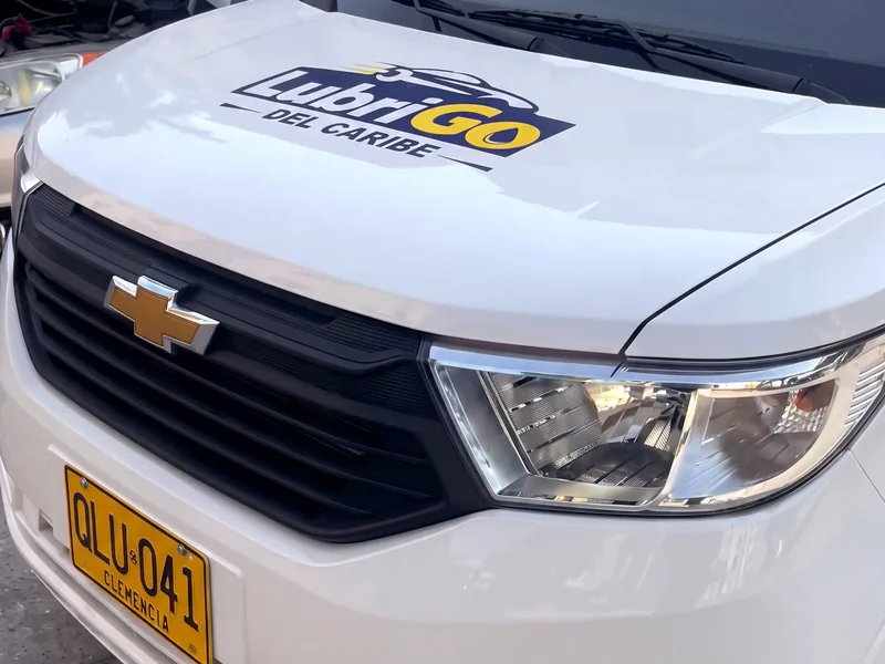 Capó de la camioneta de LubriGo Del Caribe con el logo