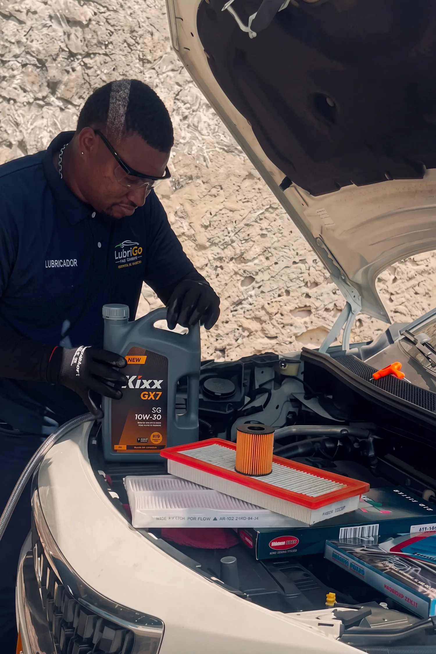 Técnico de LubriGo cambiando el aceite de un carro a domicilio en Cartagena