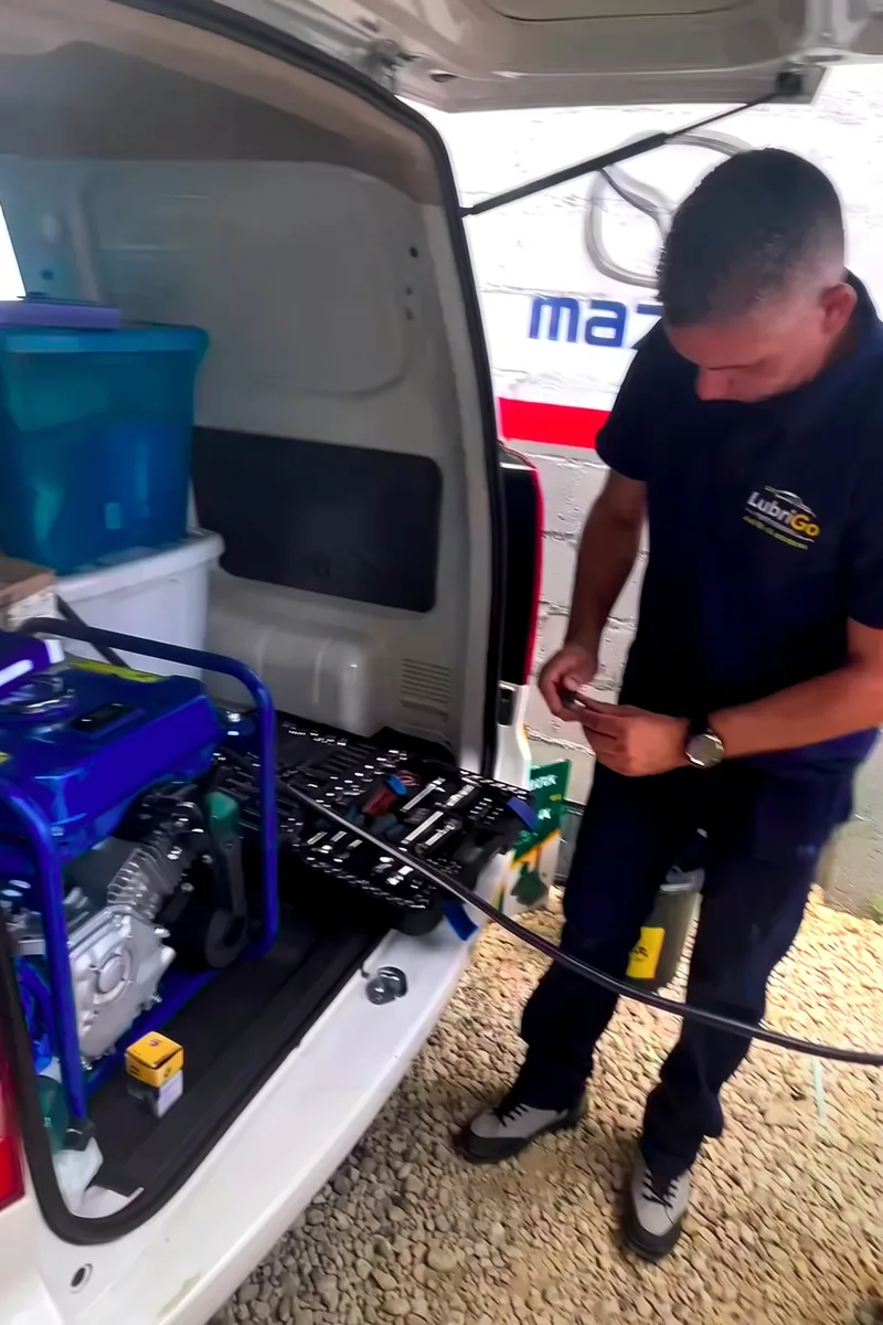 Técnico de LubriGo conectando el equipo en la parte trasera de la camioneta