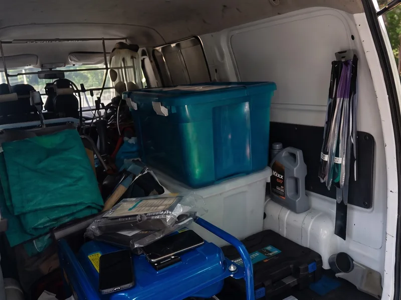 Interior de la camioneta: planta eléctrica, herramientas y aceite listos para el servicio