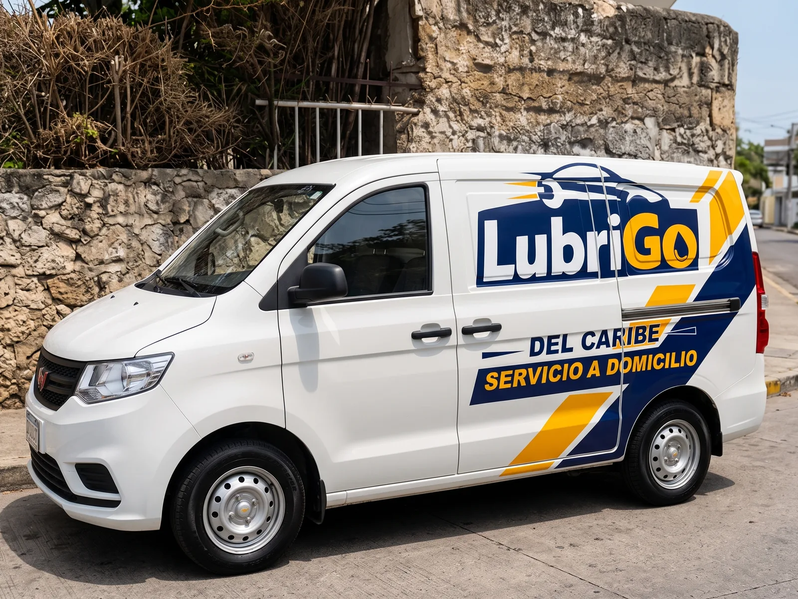 Camioneta de LubriGo Del Caribe, rotulada con el logo, parqueada frente a una casa en Cartagena